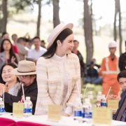 Lý Nhã Kỳ thanh lịch dự lễ khai mạc Mùa hội Cỏ hồng Lang Biang