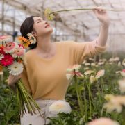 Lý Nhã Kỳ khoe vẻ đẹp không tì vết trong vườn hoa ở Đà Lạt