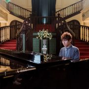 Mr.Siro tung MV mới chào Tết, “Cô đơn không muốn về nhà”