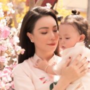 Trà Ngọc Hằng và con gái Sophia khoe bộ ảnh xuân chất ngất