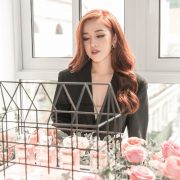 Puka nhận “mưa” lời khen khi diện vest giấu quần gợi cảm