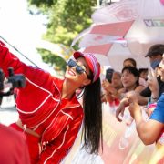 H’Hen Niê biến tấu vải thổ cẩm Êđê thành trang phục sporty cực chất