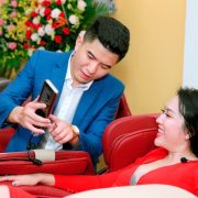 Phi Thanh Vân cười tít mắt khi ngồi ghế massage KLC