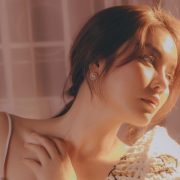 Lý Nhã Kỳ đẹp mong manh nhưng đầy mạnh mẽ