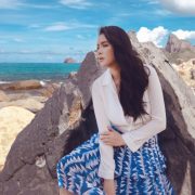 Lý Nhã Kỳ khoe nhan sắc ngọt ngào trước biển