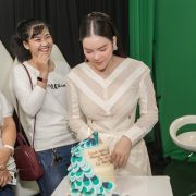 Lý Nhã Kỳ hạnh phúc mừng sinh nhật cùng fans trên trường quay