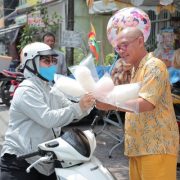 Color Man trải nghiệm bán hàng rong để giúp đỡ các mảnh đời khó khăn