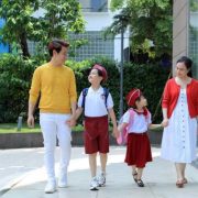 Hồng Phúc và con trai Hồng Long làm điều ý nghĩa cho bạn trẻ nghèo