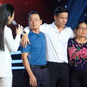 Nam vương Cao Xuân Tài khóc nghẹn ôm bố mẹ trên sóng truyền hình