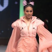 Thanh Hằng mặc ‘áo độc’ trên sàn diễn