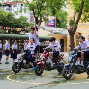 MV mới Đức Phúc tái hiện cả Vpop, mang nguyên dàn “siêu xe” cực chất