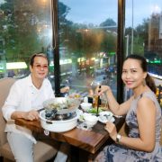 Nhạc sĩ Đức Huy cùng vợ trẻ tình tứ đến ủng hộ Nguyên Khang