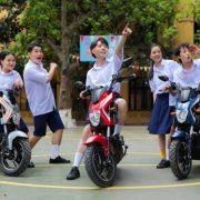 Trào lưu khoe xế xịn của giới trẻ “gây bão” Tiktok đầu năm học mới