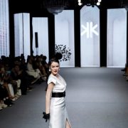 Lý Nhã Kỳ diễn vedette trong show của NTK Thanh Huỳnh
