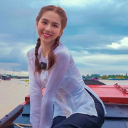 Ngọc Trinh suýt ngã vì ngồi xổm để ăn ở chợ nổi Cái Răng