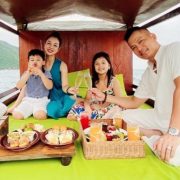 Jennifer Phạm đi biển cùng chồng con
