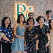 Hot girl mở công ty chăm sóc giấc ngủ