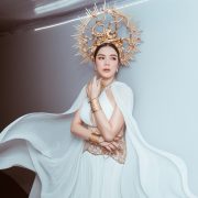 Lý Nhã Kỳ hóa nữ thần rắn đến chúc mừng show diễn của Đỗ Long