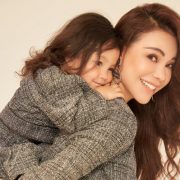 Trà Ngọc Hằng hạnh phúc ôm con gái trong bộ ảnh đón Giáng Sinh