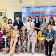 NSƯT Trịnh Kim Chi cùng gia đình Lý Hùng bàn giao công trình khu dưỡng lão nghệ sĩ