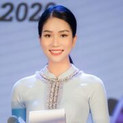 Á hậu Phương Anh trò chuyện với đại diện Miss International