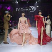 IVY moda rinh nguyên vườn hoa thơm ngát lên sân khấu ở show diễn Flourish 18