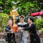 Ca sĩ doanh nhân Nguyễn Thu Trang được tặng tượng dát vàng 24K
