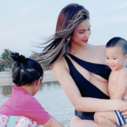 Diệp Lâm Anh bế hai con đi nghỉ lễ ở Hồ Tràm