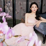 Triệu Lệ Dĩnh mặc lộng lẫy vẫn bị chê ‘không có ngực’