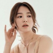 Song Hye Kyo giữ da căng mịn bằng mặt nạ tự chế