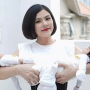 Vân Trang đeo nịt bụng siết eo khi bế cặp sinh đôi