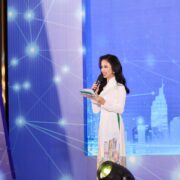 MC song ngữ Thanh Giang diện áo dài nền nã