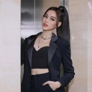 Đỗ Thị Hà thích mặc blazer khoe eo