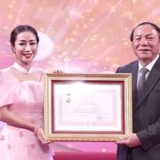 Ốc Thanh Vân từ Australia bay về Việt Nam nhận danh hiệu NSƯT