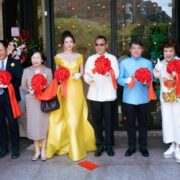 Lý Nhã Kỳ dự khai trương triển lãm ‘vua ngọc bích’ Soofeen Hu