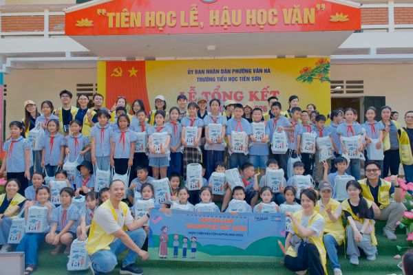 CapitaLand Development tặng dụng cụ học tập cho hơn 2.000 học sinh