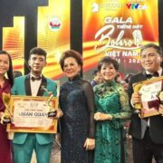 Phạm Công Hoàn đăng quang giải Quán quân dòng bolero trữ tình